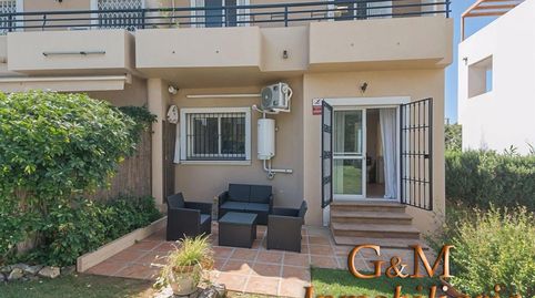 Foto 2 de Casa adosada en venta en Avenida Alisos (los) (artola Alt), Cabopino - Artola, Marbella