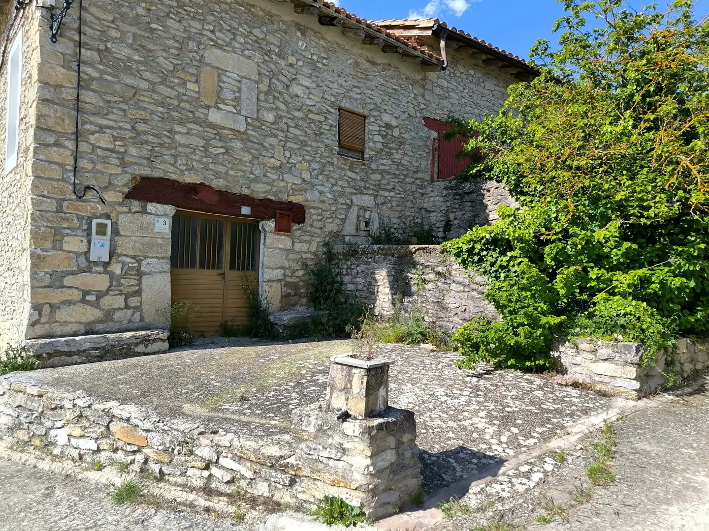 Außenansicht von Einfamilien-Reihenhaus zum Verkauf in Valdegovia / Gaubea mit Terrasse