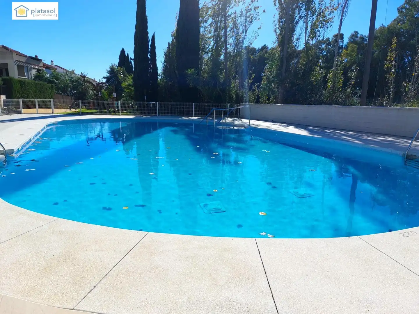 Piscina de Casa adosada en venda en Guillena amb Aire condicionat, Calefacció i Jardí privat