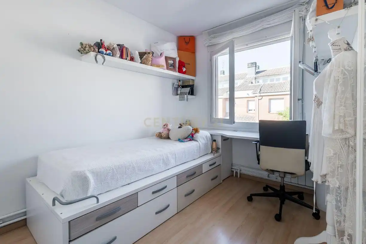 Schlafzimmer von Einfamilien-Reihenhaus zum Verkauf in Sant Joan Despí mit Klimaanlage und Balkon