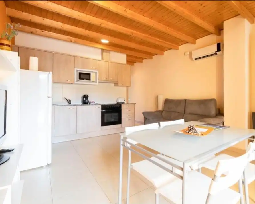 Cuina de Local en venda en Sant Jaume de Llierca amb Aire condicionat i Moblat