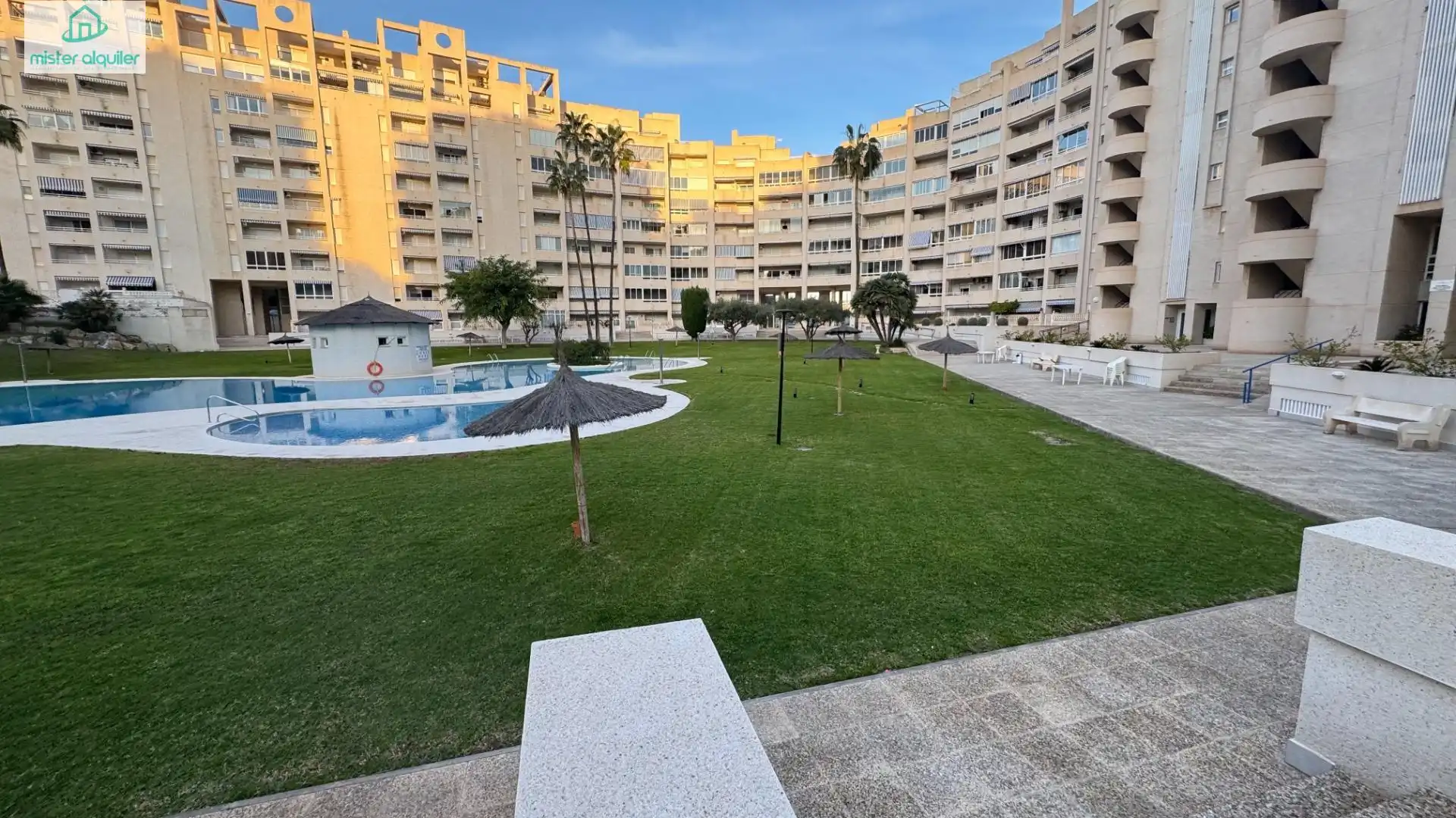 Vista exterior de Apartament en venda en El Campello amb Aire condicionat, Calefacció i Jardí privat