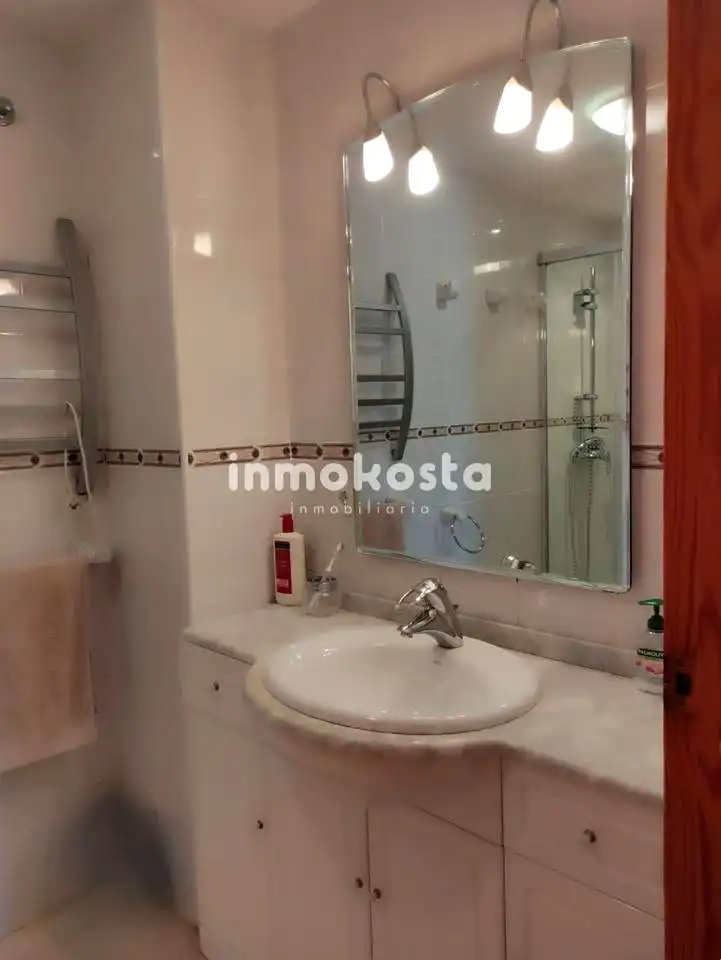 Bathroom of Flat for sale in L'Alfàs del Pi  with Air Conditioner, Terrace and Community pool