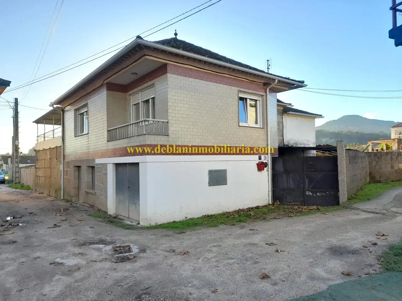 Außenansicht von Haus oder Chalet zum Verkauf in Tui mit Heizung, Privatgarten und Terrasse