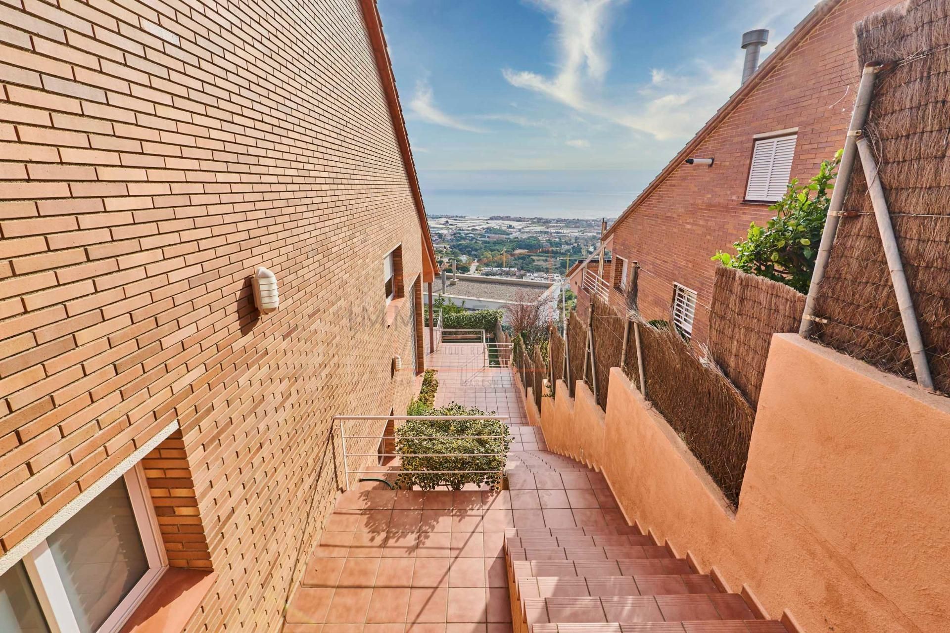 Vista exterior de Casa o xalet en venda en Premià de Dalt amb Aire condicionat, Calefacció i Jardí privat