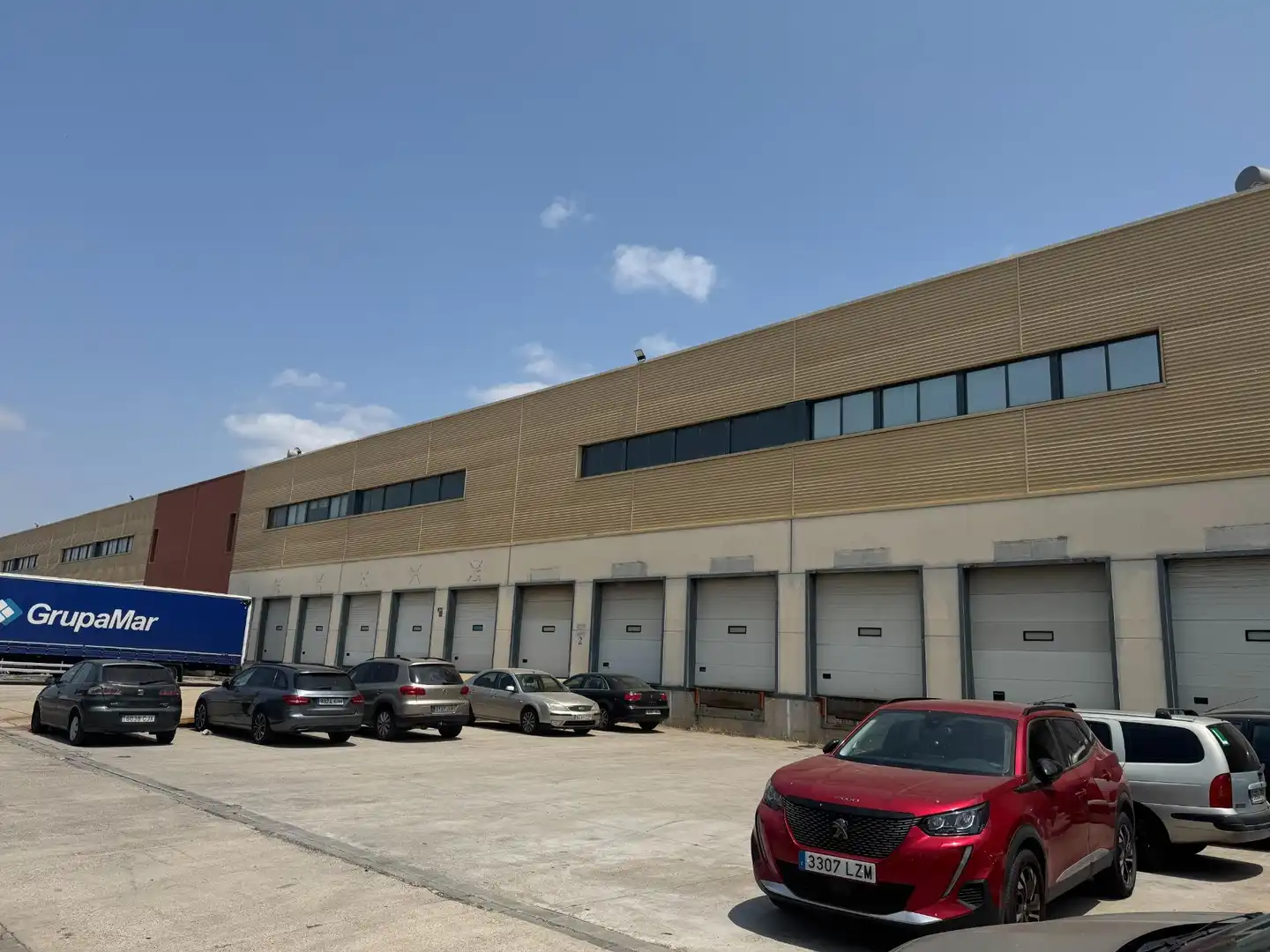 Außenansicht von Fabrikhallen zur Miete in Sevilla