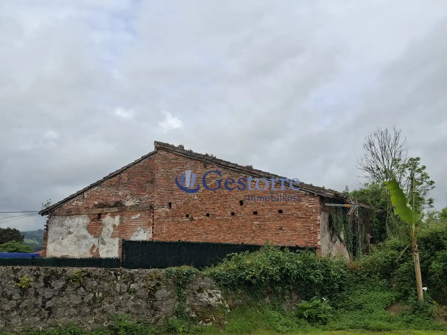 Vista exterior de Edificio en venta en Llanes