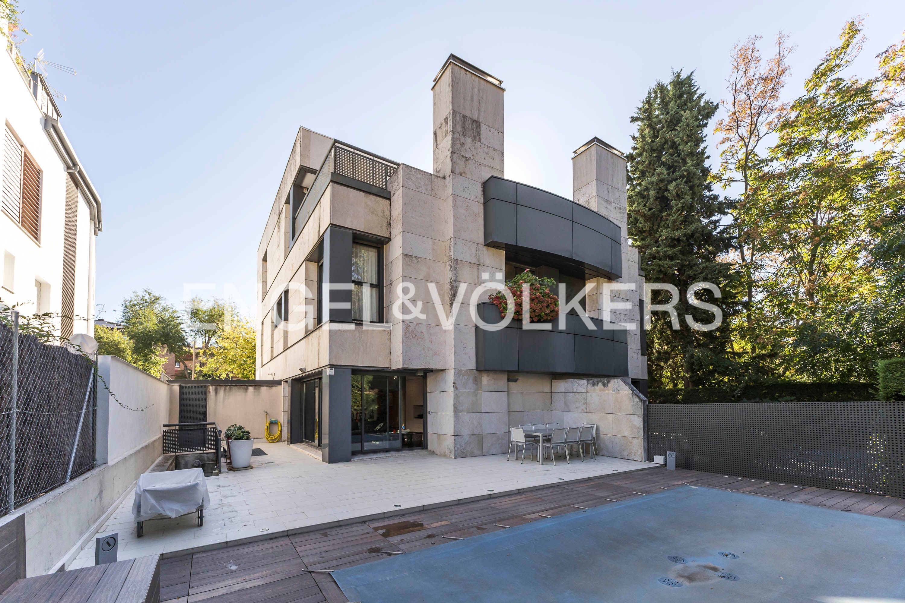 Exterior view of House or chalet for sale in  Madrid Capital  with Heating, Private garden and Parquet flooring