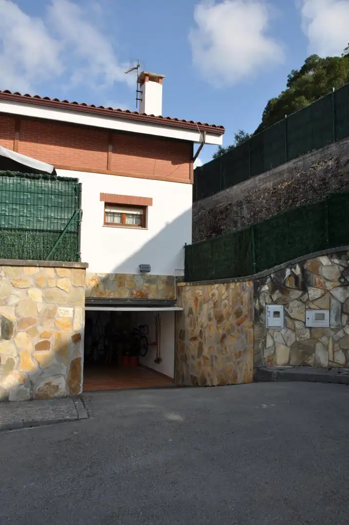 Vista exterior de Casa o chalet en venta en Castro-Urdiales con Calefacción, Jardín privado y Terraza