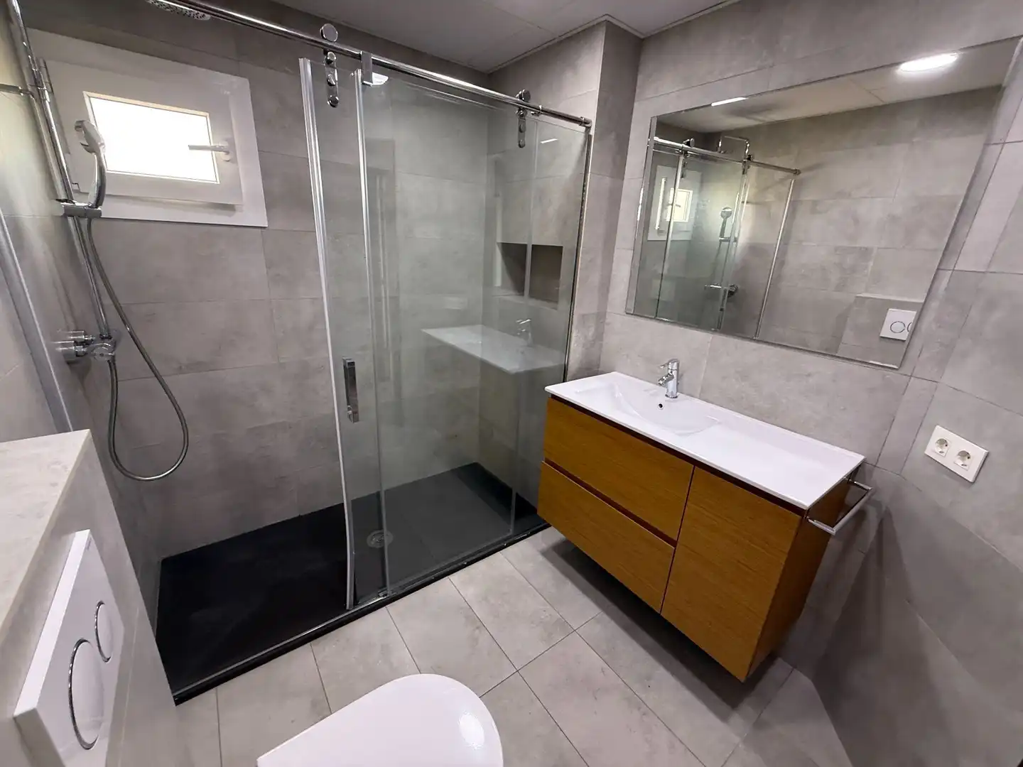 Baño de Piso de alquiler en Barcelona con Aire acondicionado y Calefacción