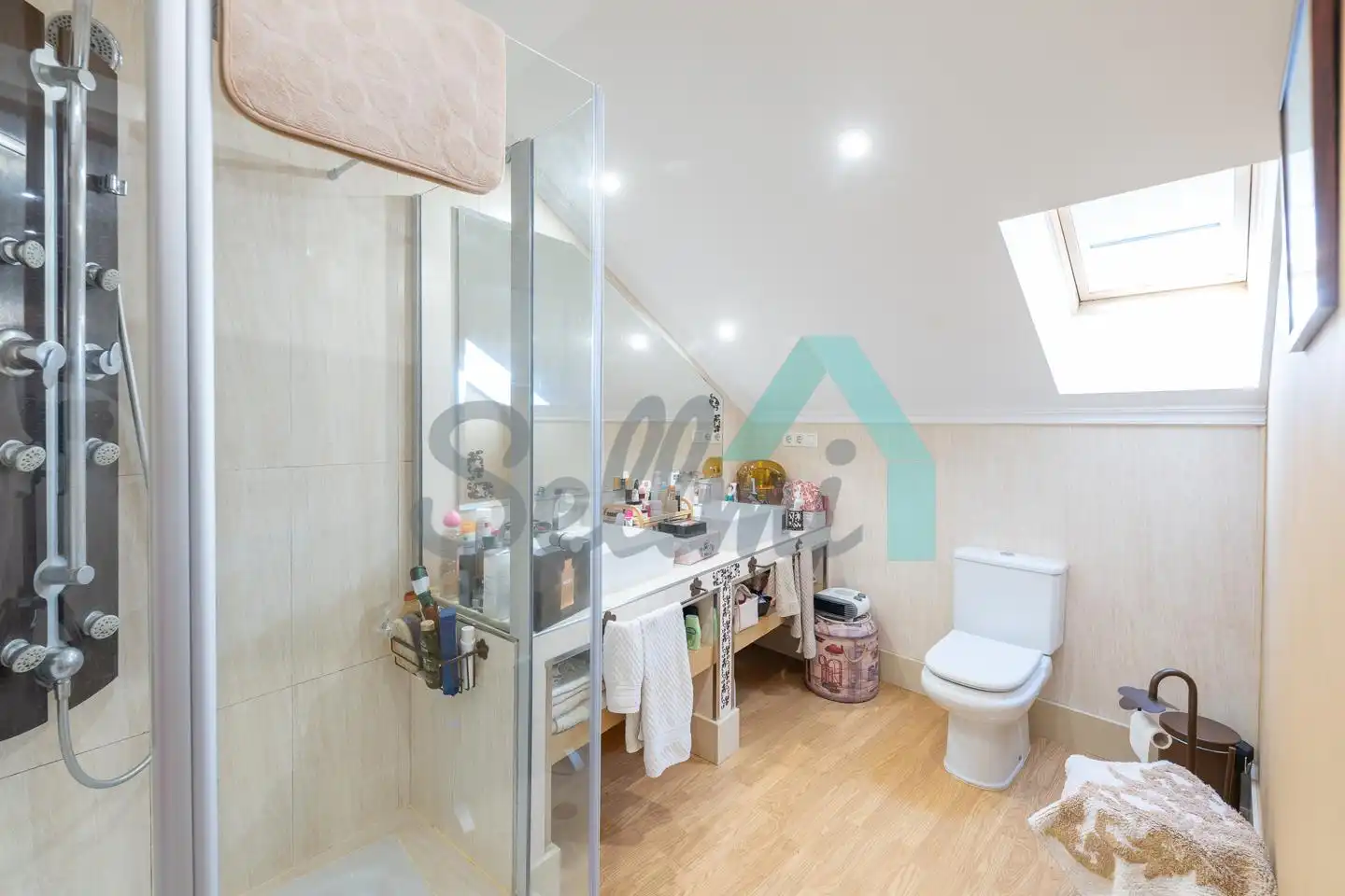 Badezimmer von Einfamilien-Reihenhaus zum Verkauf in Vegadeo mit Heizung, Privatgarten und Terrasse