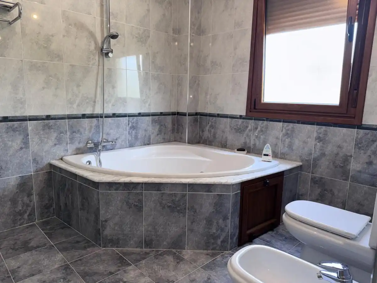Bany de Casa o xalet en venda en Siero amb Calefacció, Jardí privat i Terrassa