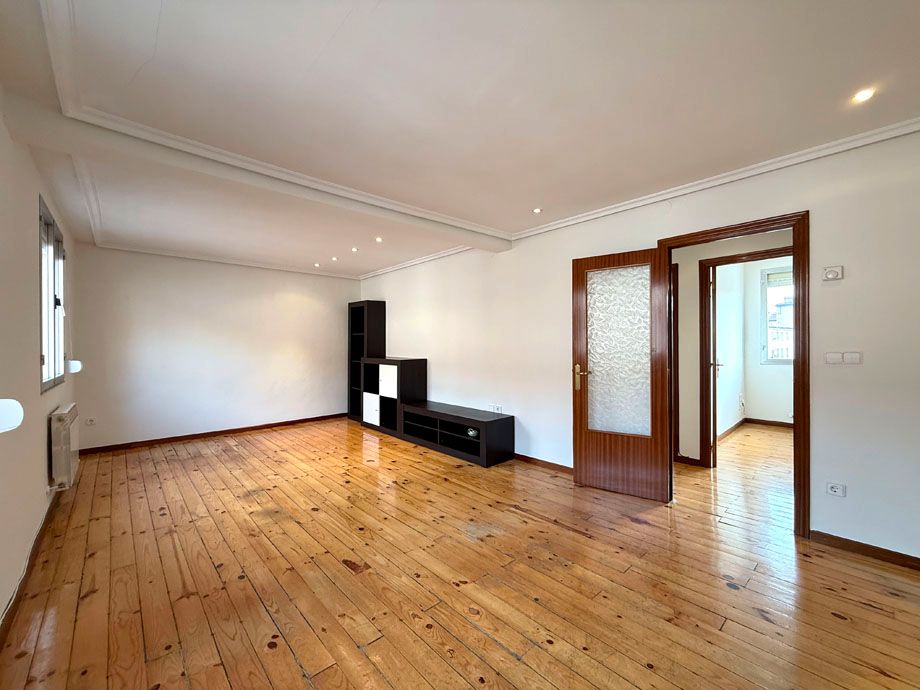 Sala d'estar de Pis en venda en Vitoria - Gasteiz amb Calefacció i Moblat