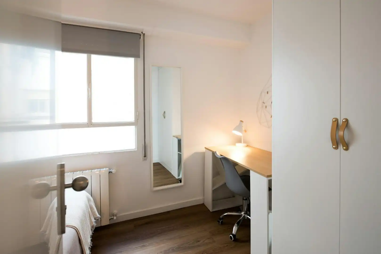 Bedroom of Flat for share in Valencia  with Air Conditioner, Furnished and TV