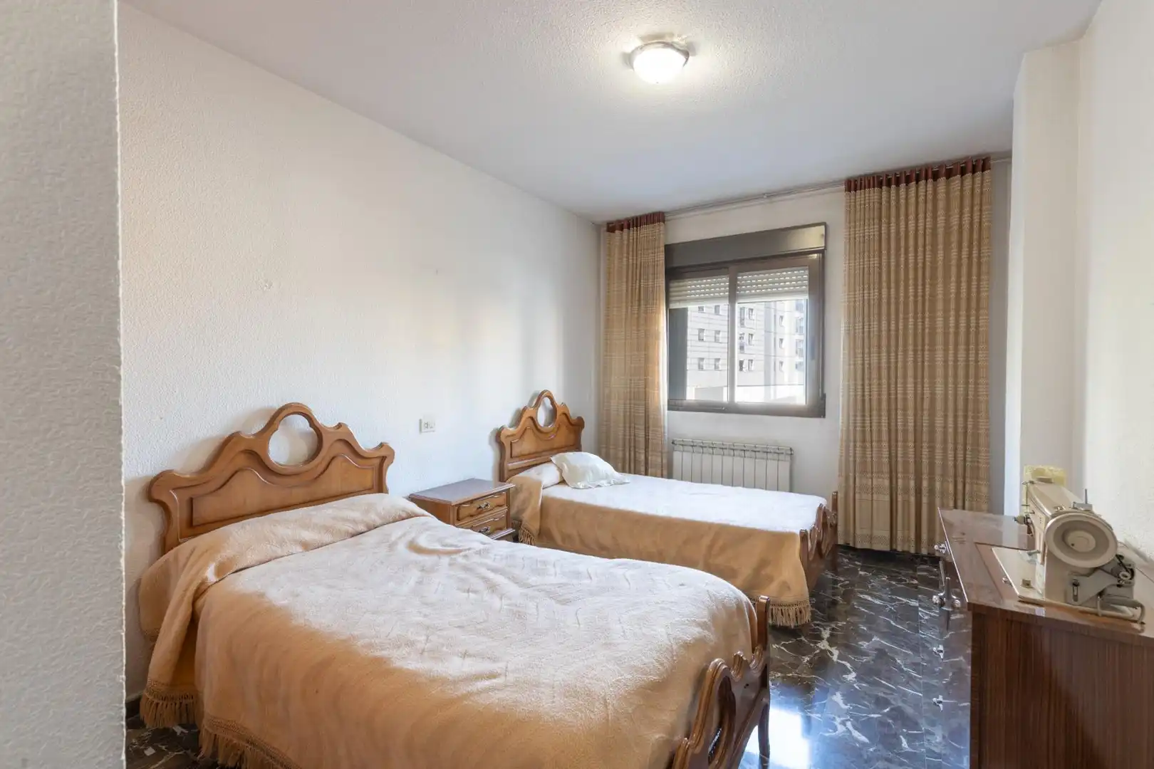 Bedroom of Flat for sale in Granada  with Air Conditioner, Terrace and Balcony