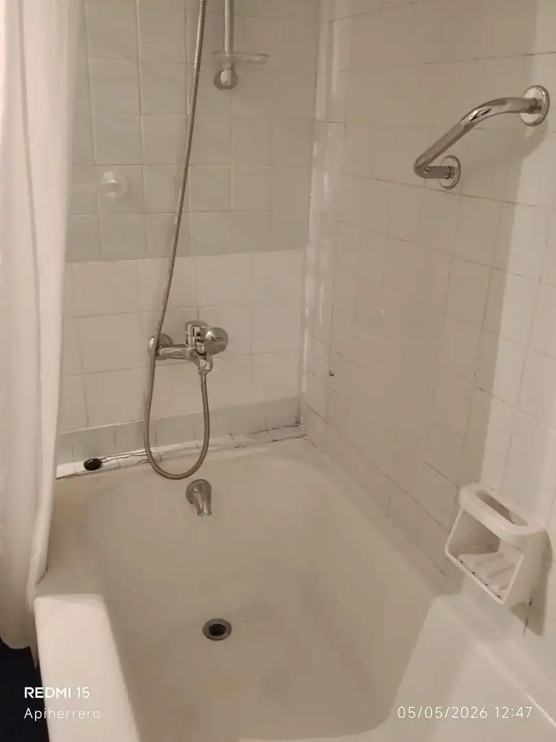 Baño de Piso de alquiler en Alicante / Alacant con Aire acondicionado, Jardín privado y Terraza