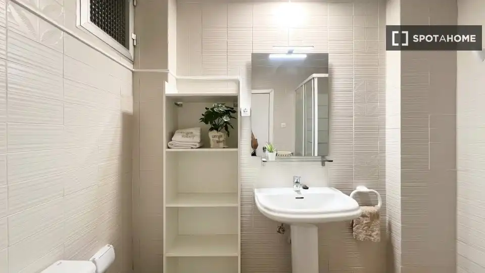 Bathroom of Flat for rent in Madrid  with Air Conditioner, Heating and Furnished