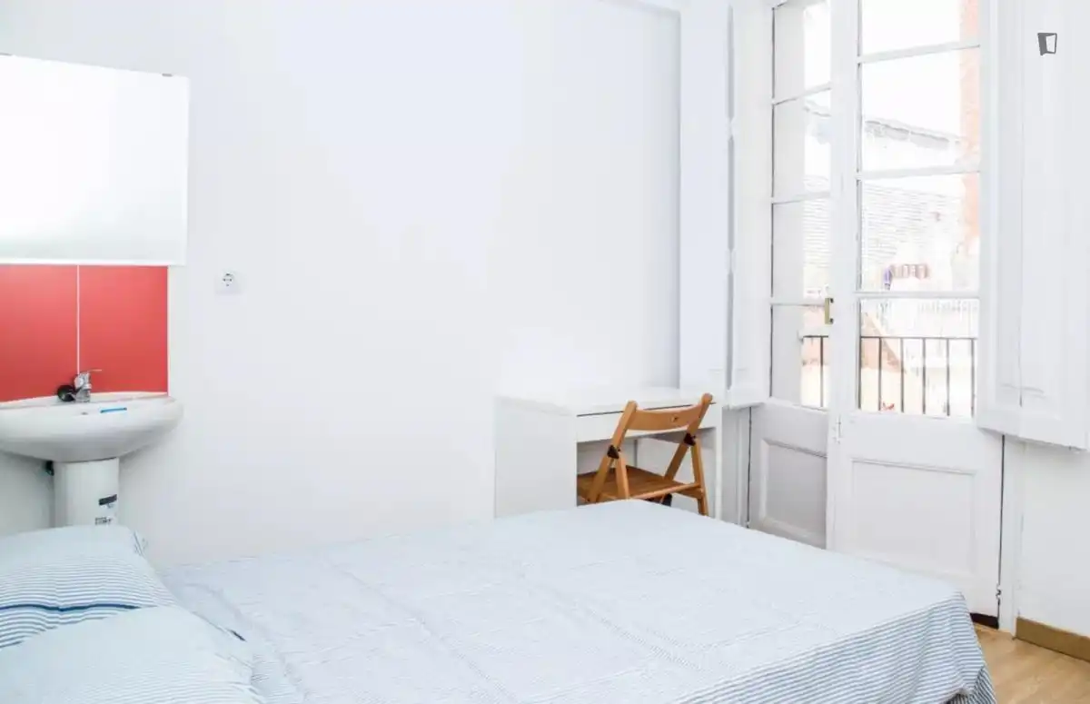 Dormitori de Apartament per a compartir en Barcelona amb Moblat, Rentadora i Balcó