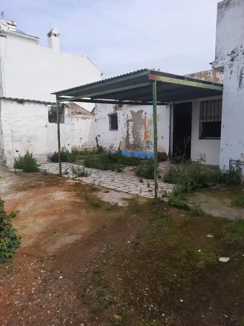 Casa adosada en venda en Guillena amb Balcó