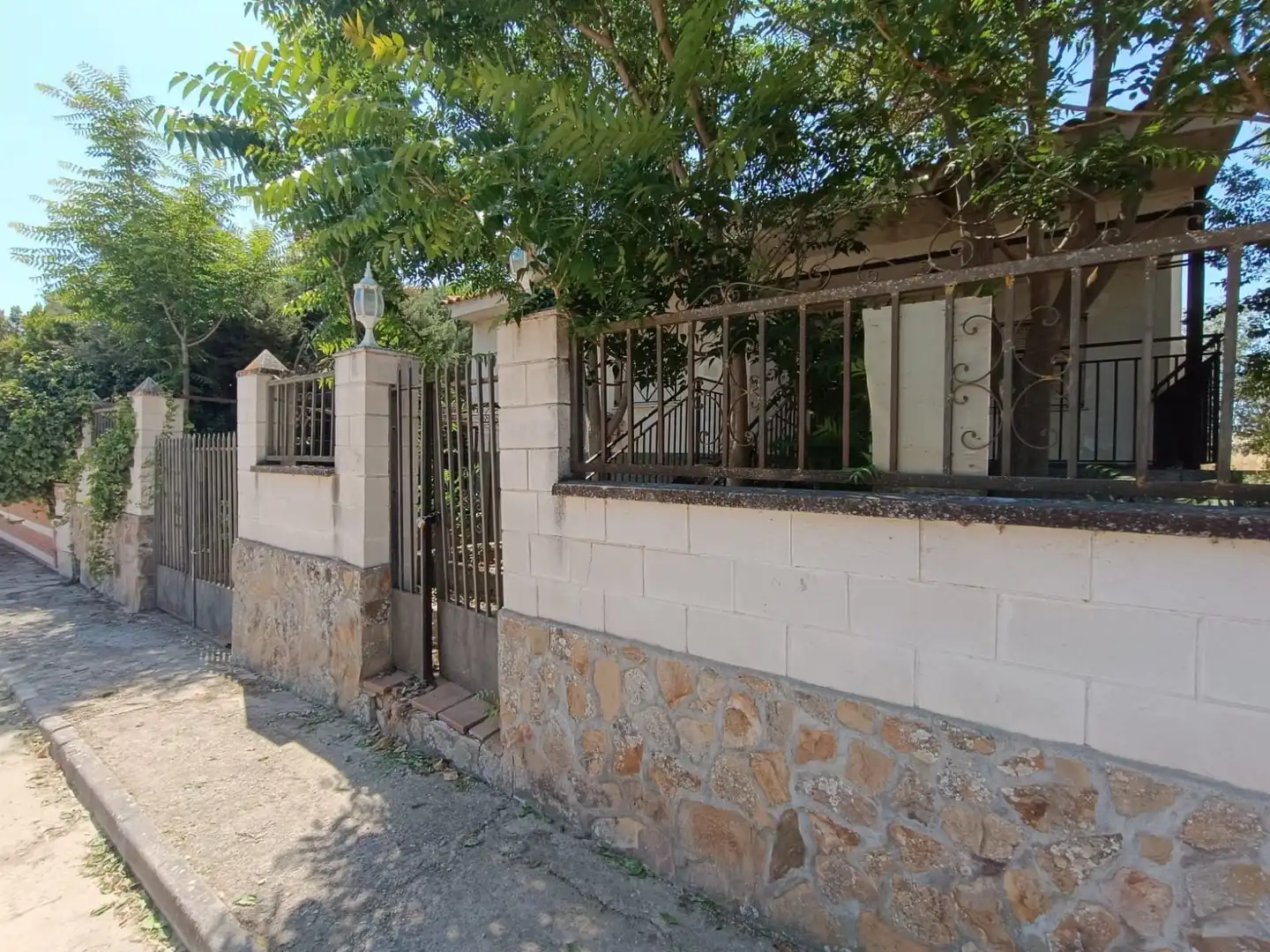 Vista exterior de Casa o xalet en venda en Lillo amb Calefacció, Jardí privat i Traster