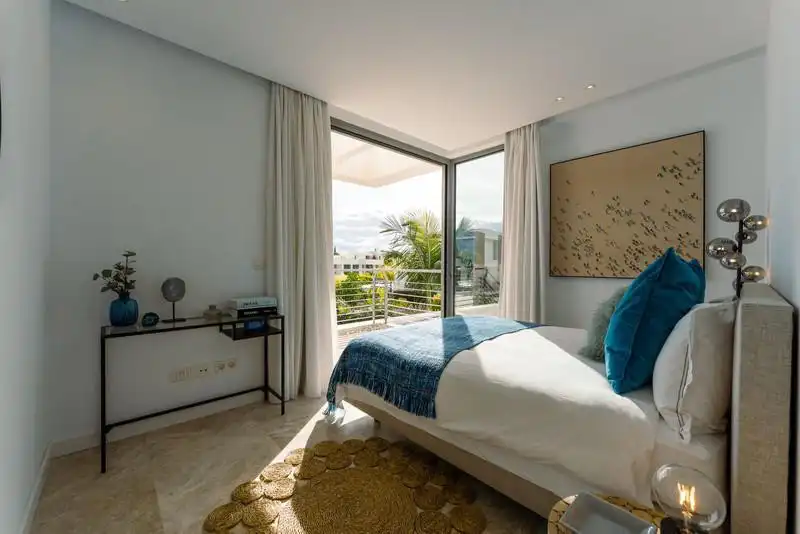 Dormitori de Casa o xalet de lloguer en Estepona amb Aire condicionat, Jardí privat i Terrassa