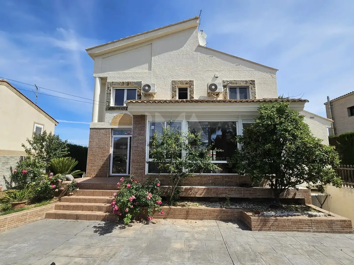 Vista exterior de Casa o xalet en venda en L'Eliana amb Aire condicionat, Calefacció i Jardí privat