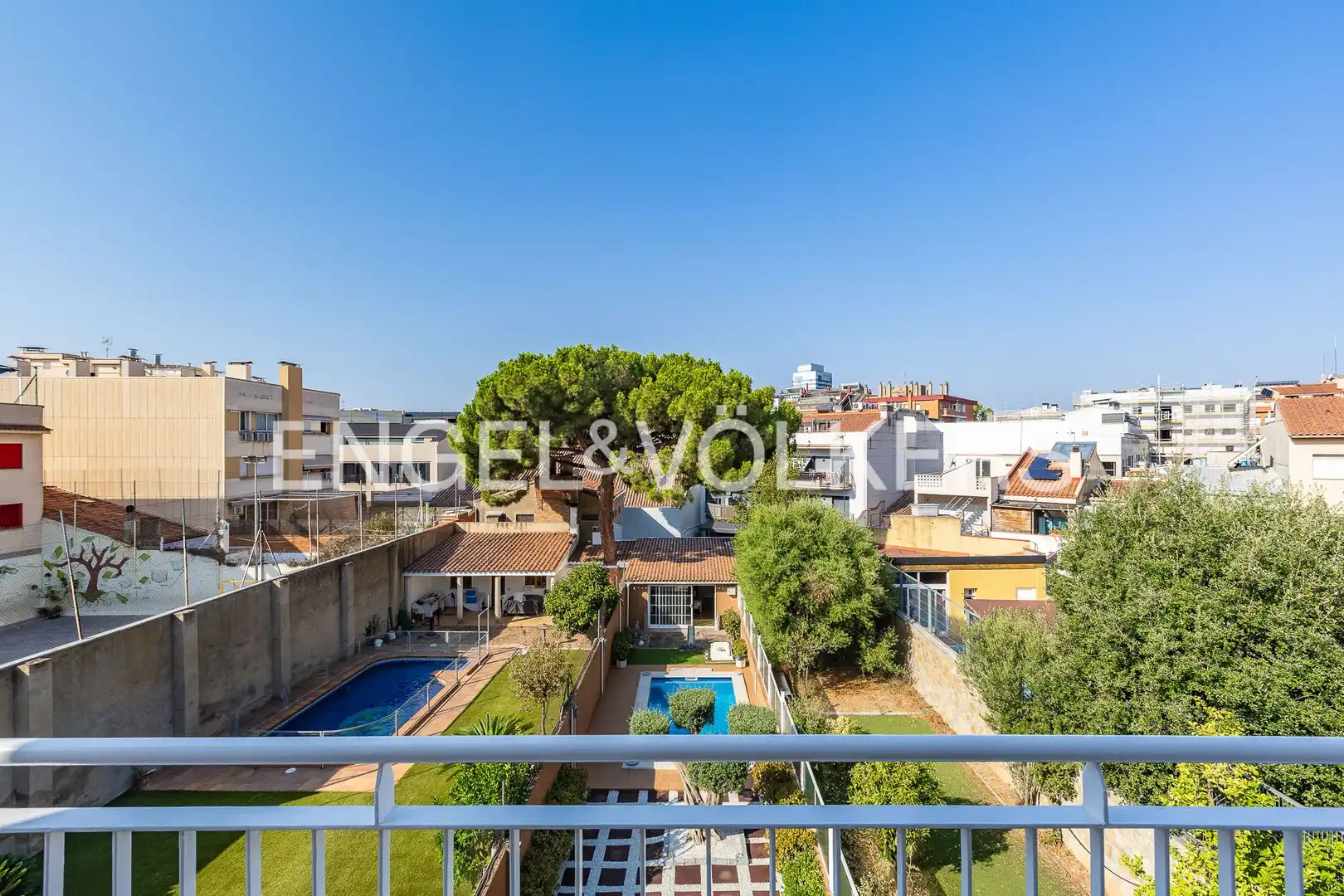 Vista exterior de Casa adosada en venda en Sabadell amb Aire condicionat, Calefacció i Jardí privat