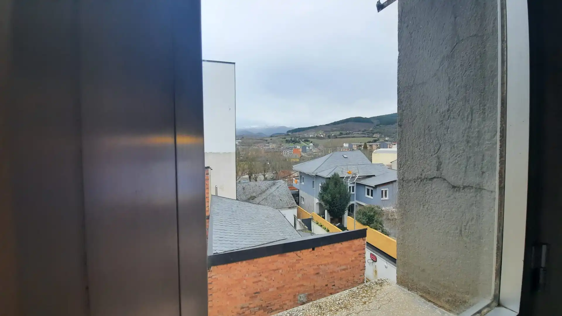 Vista exterior de Edifici en venda en Ponferrada