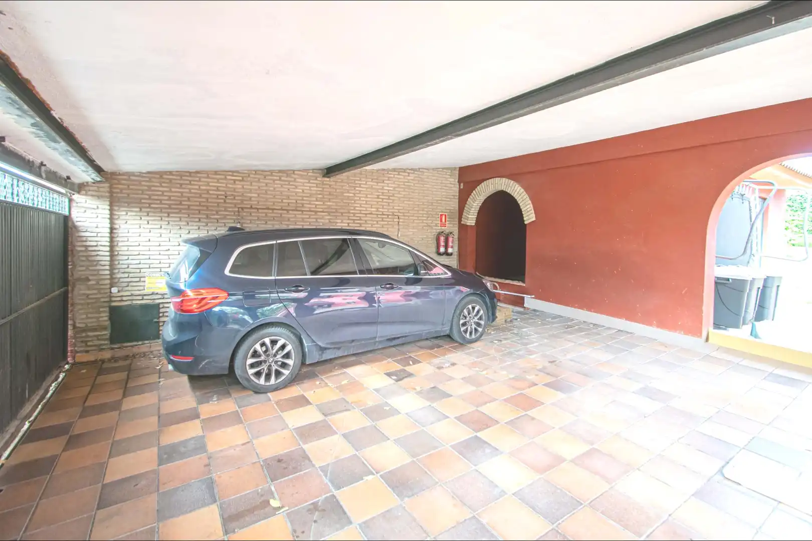 Aparcament de Casa o xalet en venda en Tomares amb Jardí privat, Terrassa i Piscina