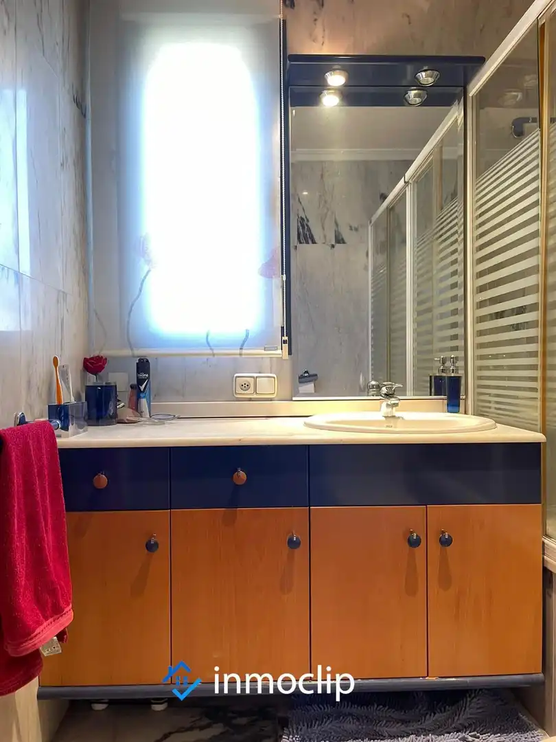 Baño de Ático en venta en Salamanca con Calefacción y Terraza