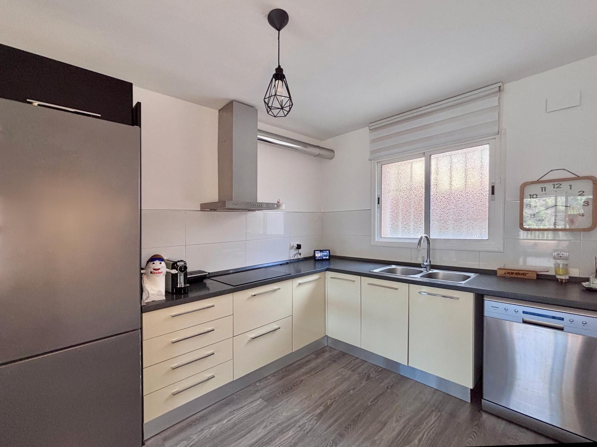 Cuina de Casa adosada en venda en Sitges amb Aire condicionat, Terrassa i Balcó