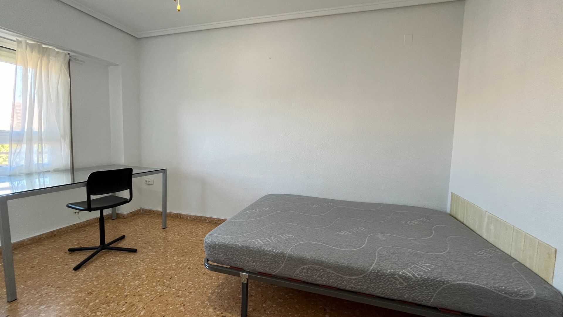 Bedroom of Flat to share in  Valencia Capital  with Heating and Furnished
