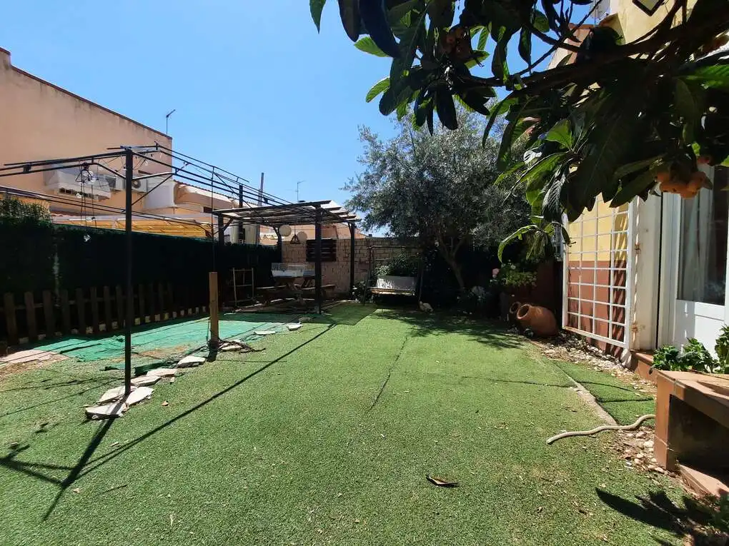 Garten von Einfamilien-Reihenhaus zum Verkauf in Escalona mit Klimaanlage, Heizung und Terrasse