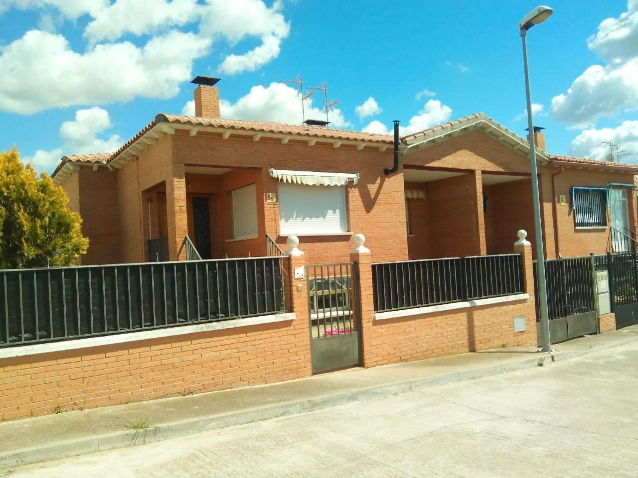 Vista exterior de Casa adosada en venda en Santa Olalla amb Jardí privat i Terrassa
