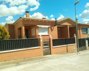 Vista exterior de Casa adosada en venda en Santa Olalla amb Jardí privat i Terrassa