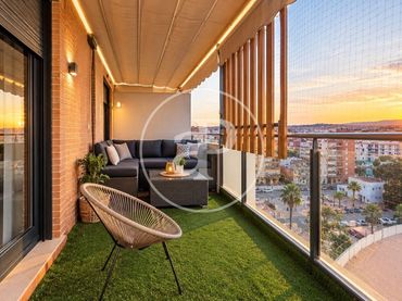 Penthouse mit Balkon zum Verkauf in Casc Urbà