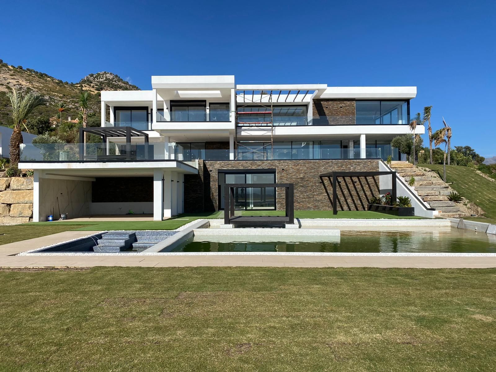 Vista exterior de Casa o xalet de lloguer en Benahavís amb Aire condicionat, Jardí privat i Terrassa