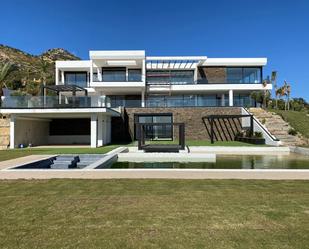 Vista exterior de Casa o xalet de lloguer en Benahavís amb Aire condicionat, Jardí privat i Terrassa