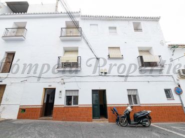 Casa con balcone in vendita a Torrox Pueblo