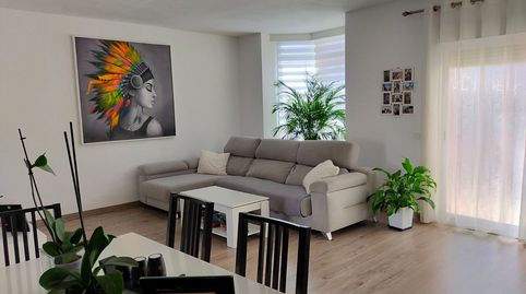 Elegante casa de tres dormitorios con garaje privado y piscina comunitaria, imatge 2