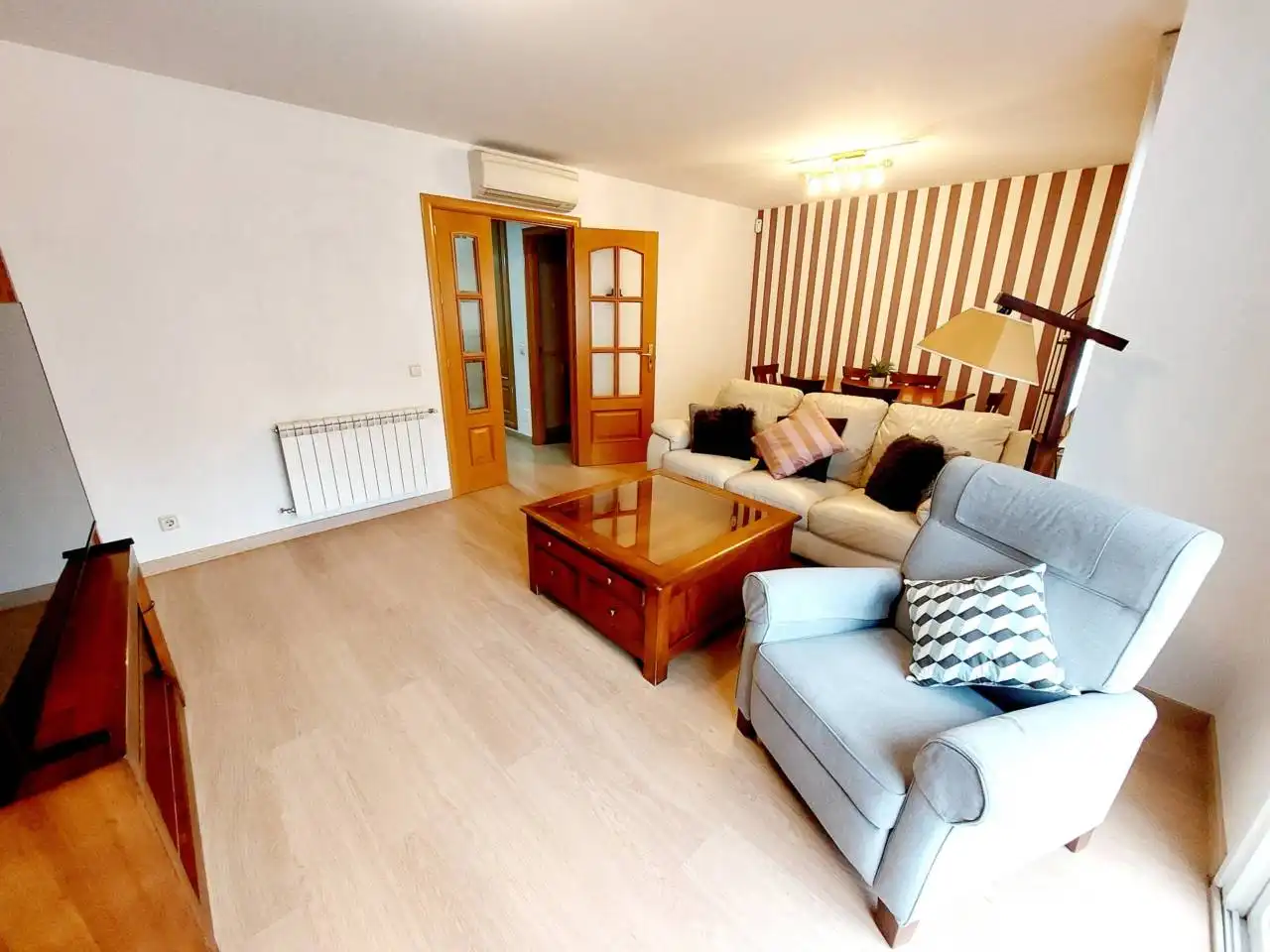 Sala de estar de Casa adosada en venta en Fuenlabrada con Aire acondicionado, Calefacción y Piscina comunitaria