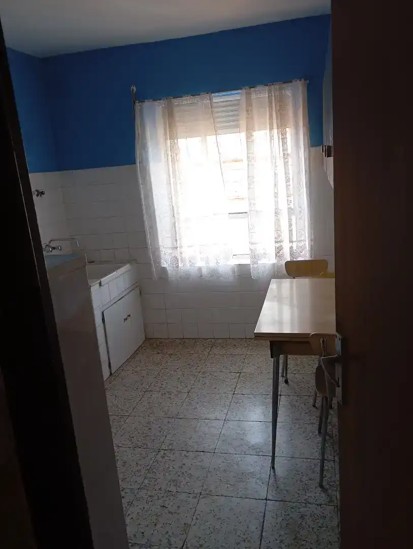 Küche von Wohnung zur Miete in Benavides mit Waschmaschine, Mikrowelle und Fernseher