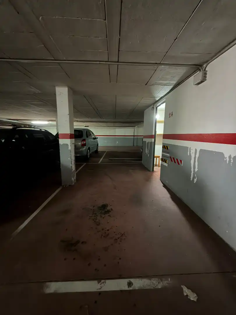 Parking de Piso en venta en Pontevedra Capital  con Calefacción, Parquet y Trastero