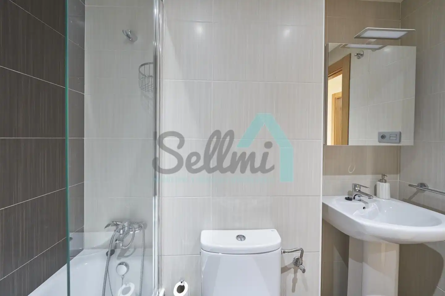 Bathroom of Flat for rent in Oviedo   with Heating and Furnished
