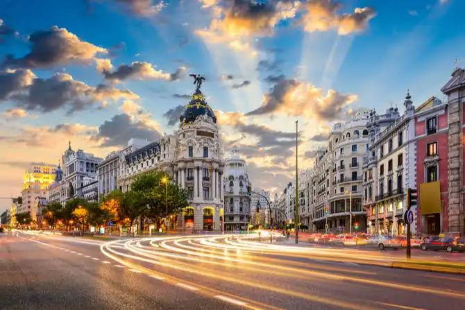 Vista exterior de Edifici en venda en Madrid