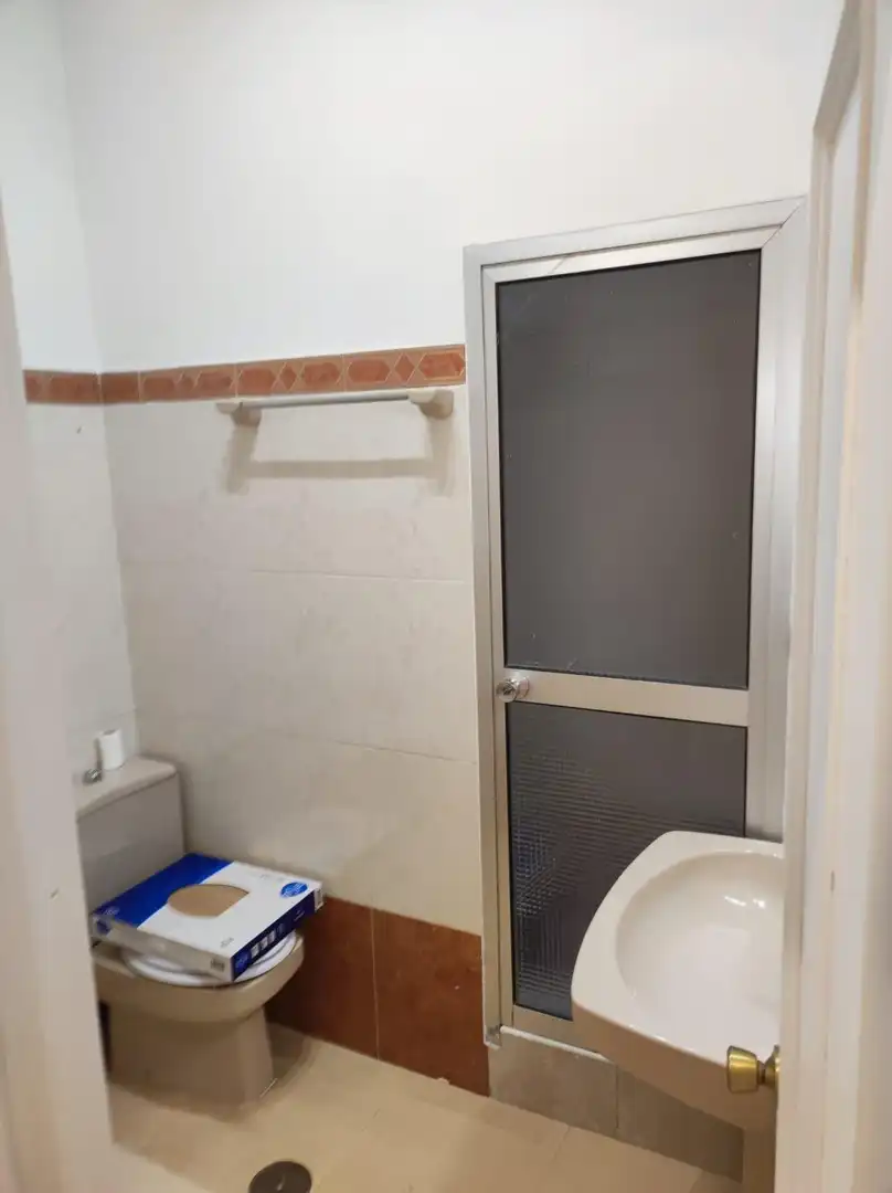 Bathroom of Ground floor for sale in Sevilla  with Air Conditioner, Heating and Furnished