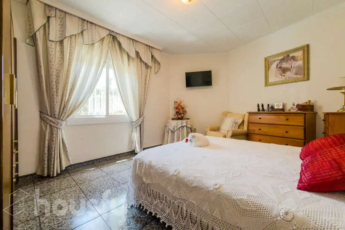 Bedroom of Houses for sale in Santa Coloma de Gramenet  with Air Conditioner, Heating and Private garden
