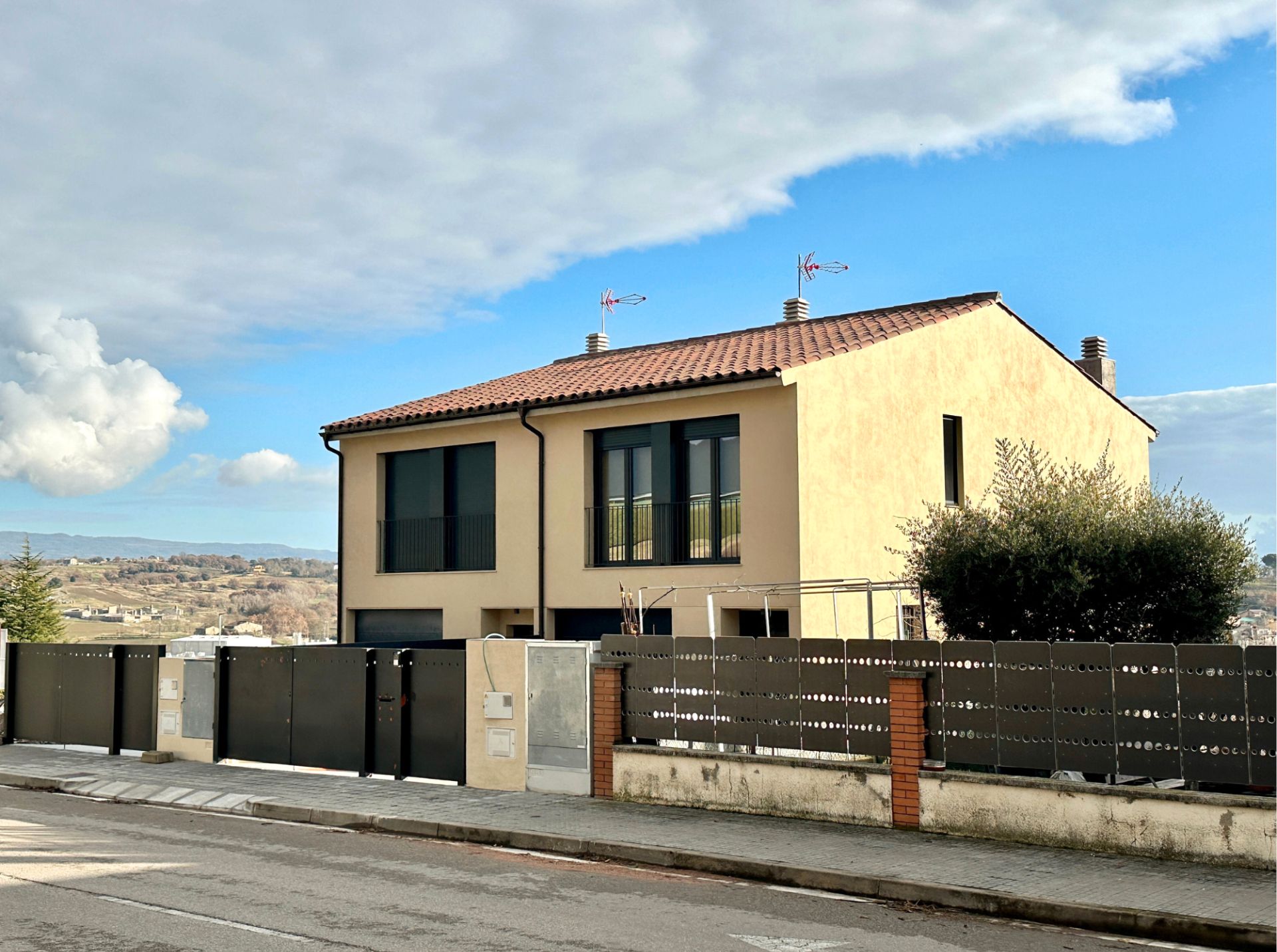 Exterior view of Single-family semi-detached for sale in Torelló  with Heating, Private garden and Oven