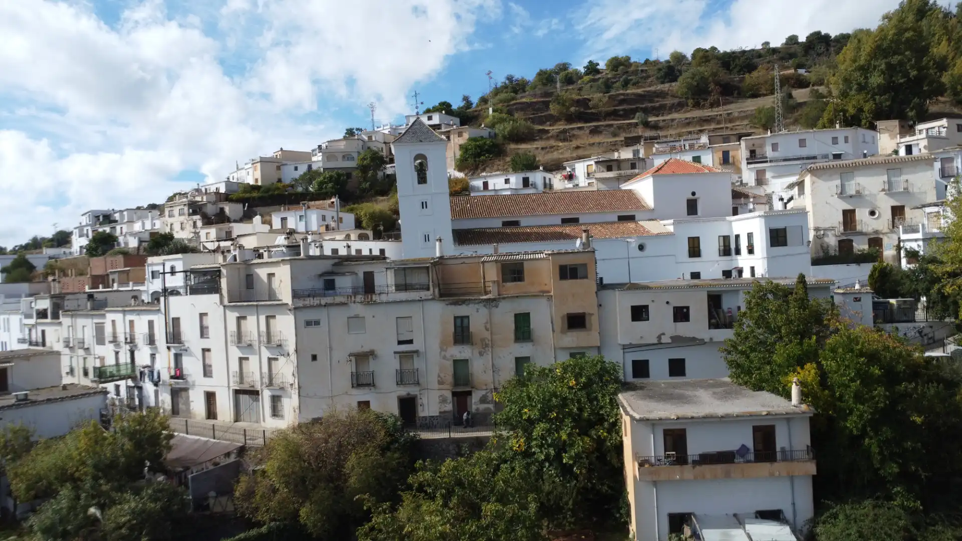 Vista exterior de Casa adosada en venda en Bérchules amb Terrassa i Balcó