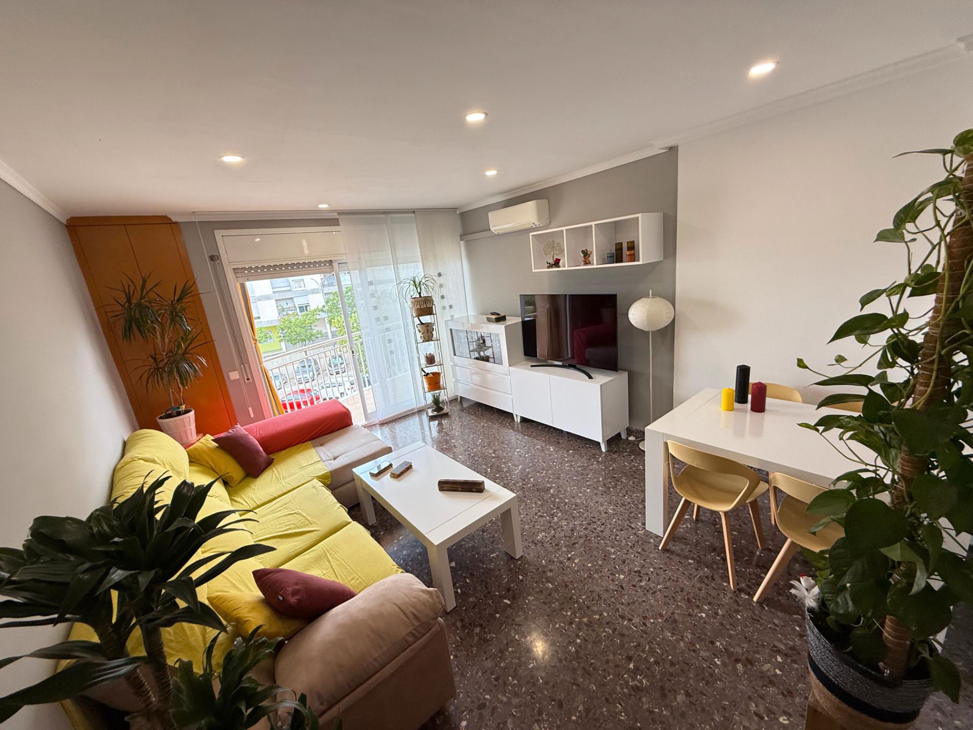 Living room of Flat for sale in Sabadell  with Air Conditioner, Terrace and Furnished
